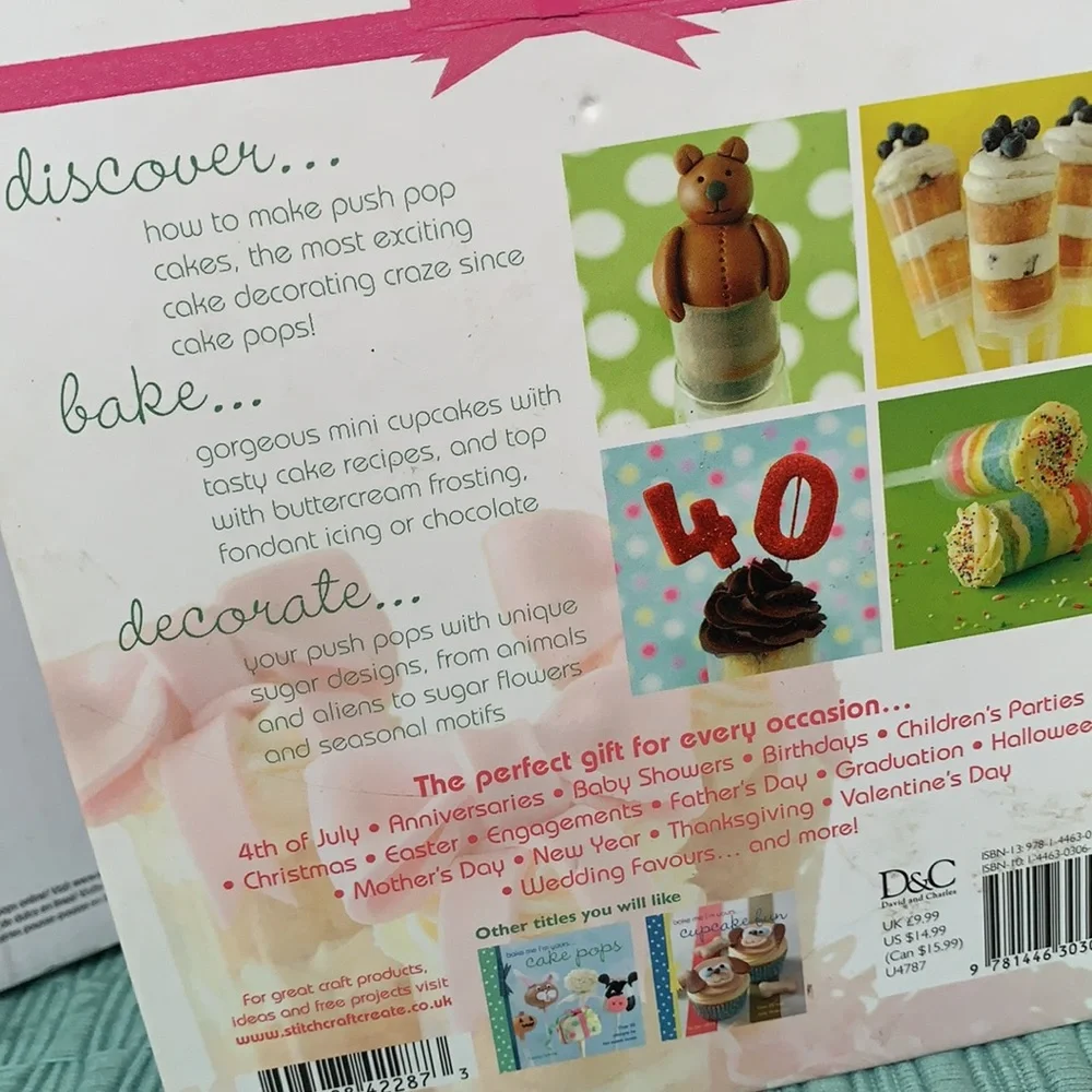 WILTON Bundle dessert cake kit & Recipe Book 2 piece set
